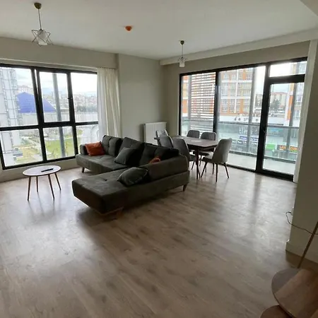 Luxury 3 Bedrooms Near Mall Of